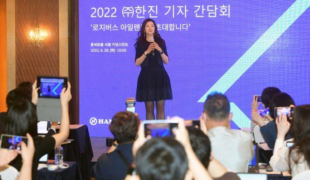 조현민 한진 미래성장전략 및 마케팅총괄 사장이 28일 서울 중구 롯데호텔에서 열린 메타버스 '한진 로지버스 아일랜드' 오픈 기념 기자간담회에 참석, 인사말을 하고 있다.