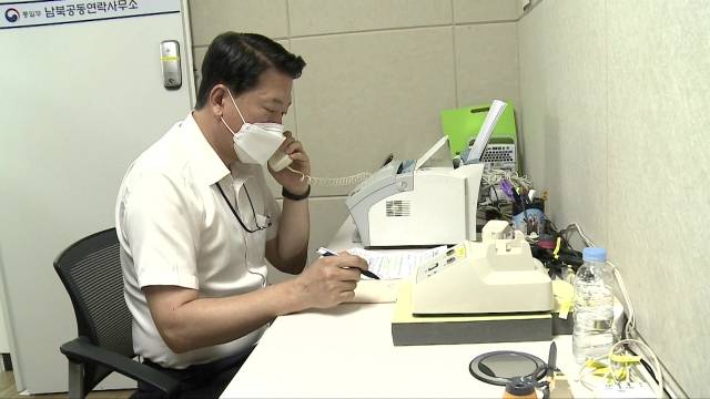 남북 간 통신연락선이 복원된 2021년 7월 27일 오전 통일부 연락대표가 서울 남북공동연락사무소에 설치된 남북 직통전화로 북측과 통화하고 있다. 연합뉴스
