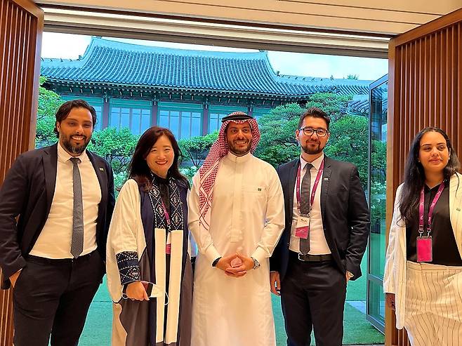 알하산 알다바그 사우디아라비아관광청 아시아·태평양지역 최고 마케팅 담당자(왼쪽 세번째), 이재숙 사우디아라비아관광청 한국지사장(왼쪽 두번째) 등 사우디아라비아 관광청 직원들이 27일 서울 신라호텔에서 기자간담회를 마치고 기념사진을 촬영하고 있다.