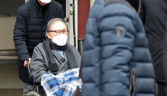 검찰이 28일 경기 안양교도소에 복역 중인 이명박 전 대통령에 대한 3개월 형집행정지를 결정했다. 형집행정지 결정에 따라 이 전 대통령은 횡령과 뇌물 등 혐의로 징역 17년을 확정 판결받고 수감된 지 1년 7개월 만에 일시 석방된다.[사진 = 연합뉴스]