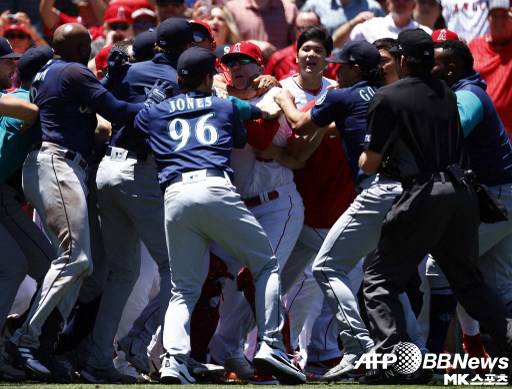 시애틀과 에인절스 양 팀은 과격한 싸움을 벌였다. 사진=ⓒAFPBBNews = News1
