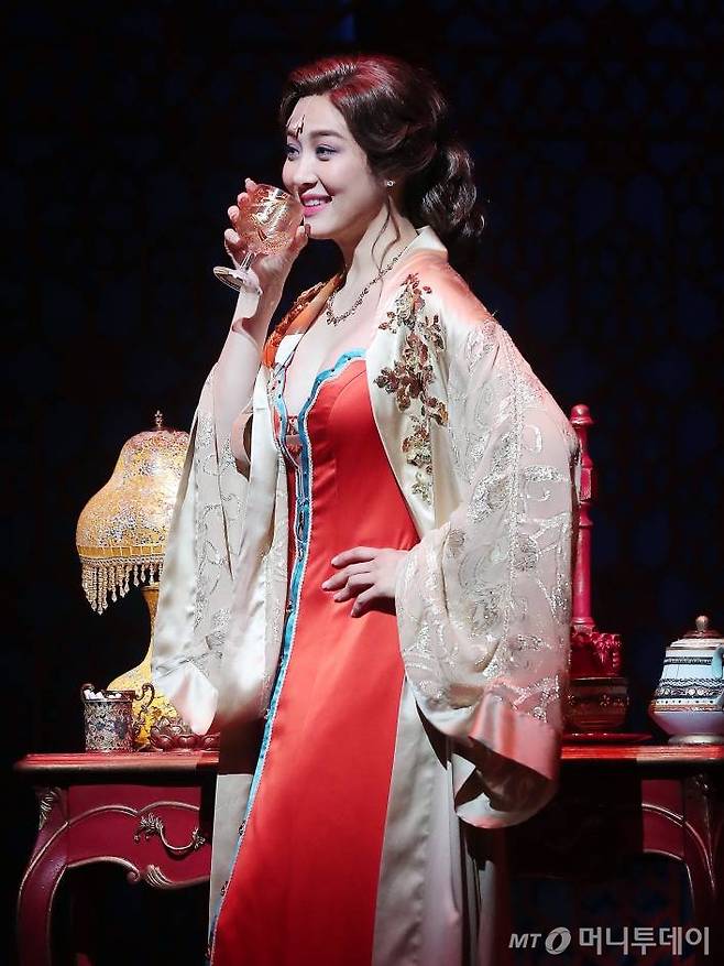 뮤지컬 배우 옥주현이 지난 21일 오후 서울 송파구 잠실동 롯데월드 샤롯데씨어터에서 진행된 뮤지컬 '마타하리' 프레스콜에 참석해 연기를 펼치고 있다. /사진=김창현 기자