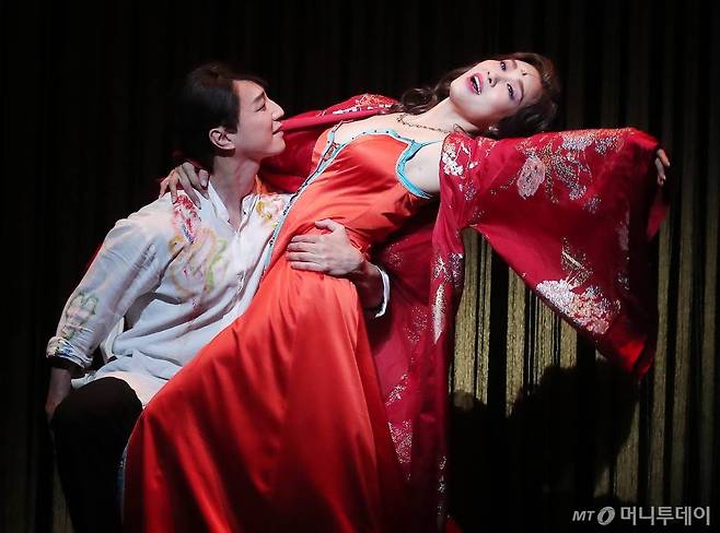 뮤지컬 배우 옥주현이 지난 21일 오후 서울 송파구 잠실동 롯데월드 샤롯데씨어터에서 진행된 뮤지컬 '마타하리' 프레스콜에 참석해 연기를 펼치고 있다. /사진=김창현 기자