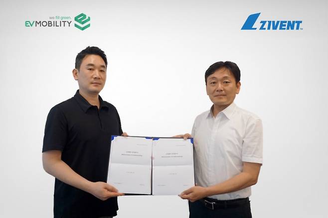 김성진 지벤트 상무(오른쪽)와 윤기섭 EV 모빌리티 전략기획본부장이 기념촬영을 하고 있다./사진=지벤트