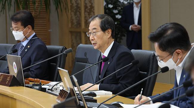 韓총리 주재 국무회의 : 한덕수(왼쪽 두 번째) 국무총리가 28일 오전 정부세종청사에서 열린 화상 국무회의를 주재하며 모두발언을 하고 있다. 연합뉴스