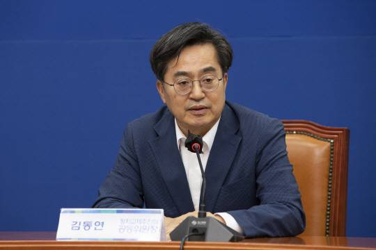 정치교체추진위원회에서 발언하는 김동연 당선인 : 김동연 경기도지사 당선인이 28일 서울 여의도 국회에서 열린 더불어민주당 정치교체추진위원회 회의에 참석해 발언하고 있다. 국회사진기자단
