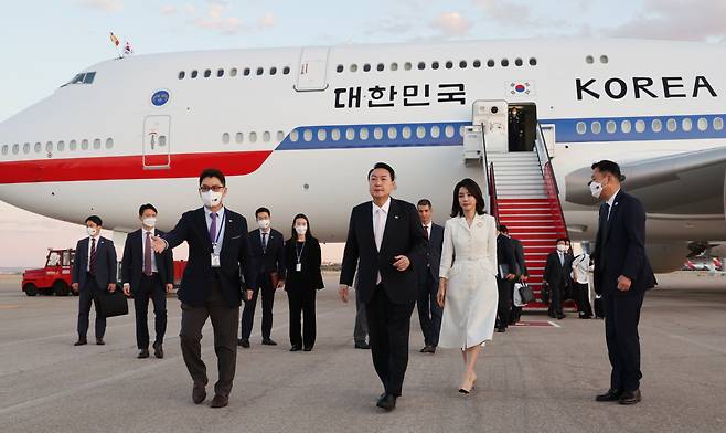 윤석열 대통령과 김건희 여사가 북대서양조약기구(나토) 정상회의 참석을 위해 27일(현지시간) 스페인 마드리드 바라하스 국제공항에 도착, 이동하고 있다. [연합]