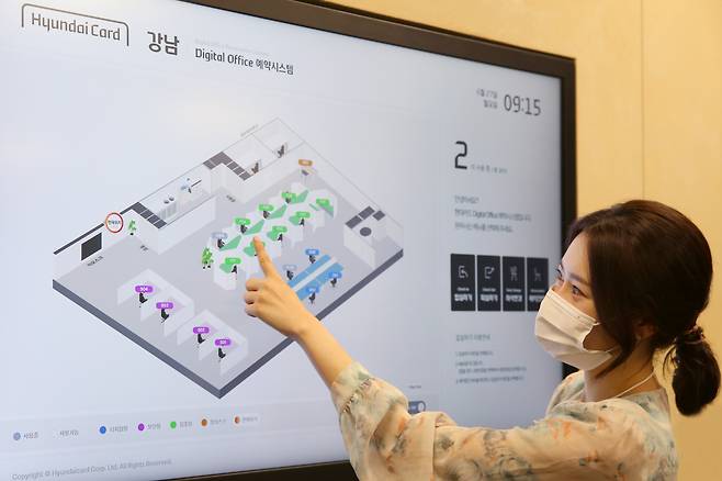 현대카드 직원이 '디지털 오피스 강남' 입구에 마련된 무인단말기(키오스크)를 통해 예약한 좌석의 이용 절차를 진행하고 있다.[현대카드 제공]