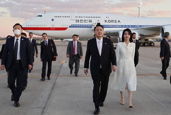 윤석열 대통령과 김건희 여사가 북대서양조약기구(나토) 정상회의 참석을 위해 27일(현지시간) 스페인 마드리드 바라하스 국제공항에 도착, 이동하고 있다. [연합]