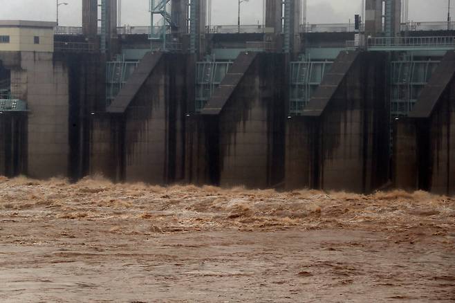 장마전선 영향으로 북한 지역에 집중호우가 지속되는 가운데 28일 경기도 연천군 군남홍수조절댐이 임진강 상류의 물을 방류하고 있다. [연합]
