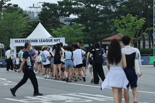24일 오후 서울 잠실종합운동장에서 열린 '워터밤 서울 2022' 축제를 찾은 관람객들이 입장 전 기념촬영을 하기 위해 줄을 서 있다. [연합]