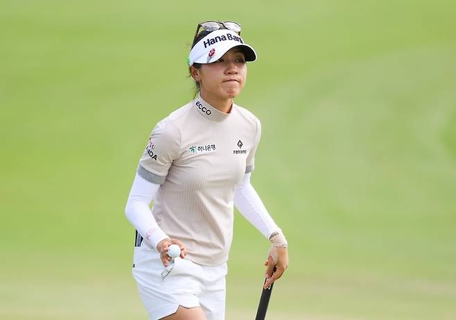 [서울=뉴시스] 14일(현지시간) 하와이 오하우섬 에바비치에 위치한 호아칼레이CC에서 열린 'LOTTE CHAMPIONSHIP' 2R 8번홀에서 리디아 고가 보기 후 홀아웃 하고 있다. (사진=대홍기획 제공) 2022.04.15. photo@newsis.com *재판매 및 DB 금지