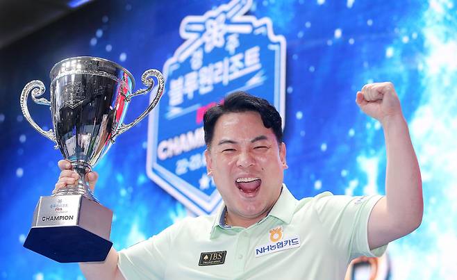 [서울=뉴시스] 조재호(NH농협카드) 당구선수가 27일 경주시 블루원 리조트에서 '블루원 리조트 PBA-LPBA 챔피언십 개막전' 우승 트로피를 들고 환호하고 있다. (사진= PBA 투어 제공) 2022.06.28 photo@newsis.com *재판매 및 DB 금지