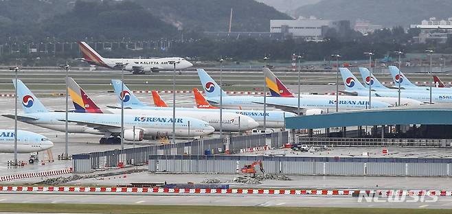 [인천공항=뉴시스] 정병혁 기자 = 27일 오후 인천국제공항 전망대에서 바라본 계류장에 항공기들이 줄지어 서 있다. 코로나19에서 벗어나 재도약을 준비하는 항공업계가 고물가, 고환율, 고금리에 다시 제동이 걸릴 분위기다. 국제항공운송협회에 따르면 이달 항공유 가격은 작년 6월보다 128.9% 상승했다. 한 달 전과 비교하면 20.8% 올랐다. 또한 러시아-우크라이나 사태 장기화로 유가가 당분간 계속 상승할 전망이어서 항공사들의 유류비 부담이 커질 것으로 보인다. 2022.06.27. jhope@newsis.com