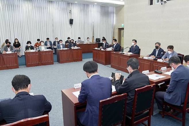 [제주=뉴시스] 28일 열린 민선 7기 제주도정 마지막 주간정책 조정회의에서 구만섭 제주도지사 권한대행이 이야기를 하고 있다. (사진=제주도 제공) 2022.06.28. photo@newsis.com *재판매 및 DB 금지