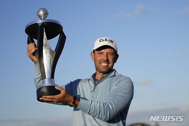 [런던=AP/뉴시스] 리브(LIV) 골프 인비테이셔널 시리즈 첫 대회에서 우승한 찰 슈워츨. 2022.06.11