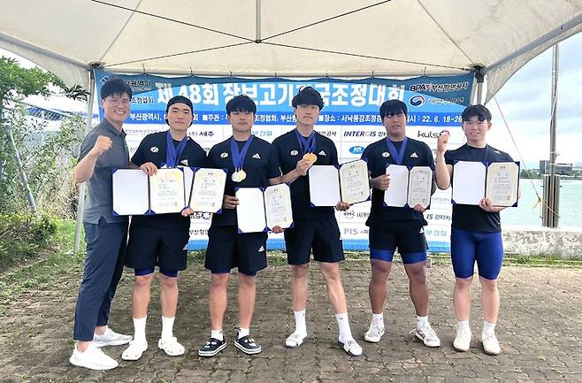 [부산=뉴시스] 부경대학교는 조정부가 제48회 장보고기 전국 조정대회의 실내조정 종목에서 남자부 개인전과 단체전 모두 1위를 차지했다고 28일 밝혔다. (사진=부경대 제공) *재판매 및 DB 금지