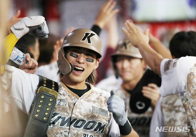 [서울=뉴시스] 김진아 기자 = 28일 서울 구로구 고척스카이돔에서 열린 2022 KBO리그 키움 히어로즈 대 KIA 타이거즈의 경기, 5회말 1사 1,2루 키움 이정후가 3점홈런을 치고 더그아웃에서 환호하고 있다. 2022.06.28. bluesoda@newsis.com