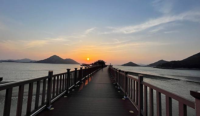전북 군산 ‘고군산군도’ 가운데 하나인 선유도 짚라인으로 가는 다리에서 바라본 낙조.