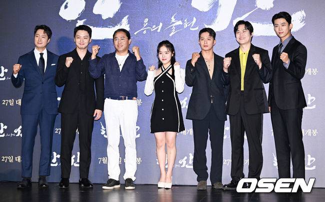 [OSEN=박준형 기자] 28일 오전 서울 건대입구 롯데시네마에서 영화 '한산: 용의 출현'(감독 김한민) 제작보고회가 진행됐다.  배우 박해일과 변요한, 안성기, 손현주 등이 출연하는 '한산: 용의 출현'은 명량해전 5년 전, 진군 중인 왜군을 상대로 조선을 지키기 위해 필사의 전략과 패기로 뭉친 이순신 장군과 조선 수군의 '한산해전'을 그린 전쟁 액션 대작으로 7월 27일 개봉한다.  김한민 감독과 출연배우들이 포즈를 취하고 있다. 2022.06.28 / soul1014@osen.co.kr