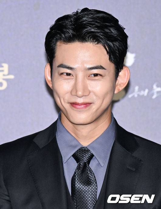 [OSEN=박준형 기자] 28일 오전 서울 건대입구 롯데시네마에서 영화 '한산: 용의 출현'(감독 김한민) 제작보고회가 진행됐다.  배우 박해일과 변요한, 안성기, 손현주 등이 출연하는 '한산: 용의 출현'은 명량해전 5년 전, 진군 중인 왜군을 상대로 조선을 지키기 위해 필사의 전략과 패기로 뭉친 이순신 장군과 조선 수군의 '한산해전'을 그린 전쟁 액션 대작으로 7월 27일 개봉한다.  배우 옥택연이 미소 짓고 있다 . 2022.06.28 / soul1014@osen.co.kr