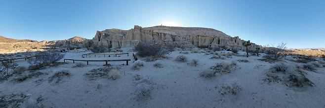 레드록 캐니언 주립공원의 유일한 야영 장소인 리카르도 캠핑장. 야외 조각전시장 같은 풍경의 가운데 있다.