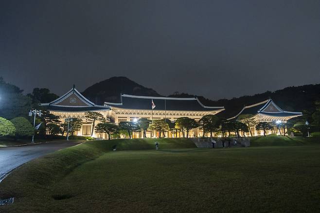 청와대 본관 야경. 류재민 기자