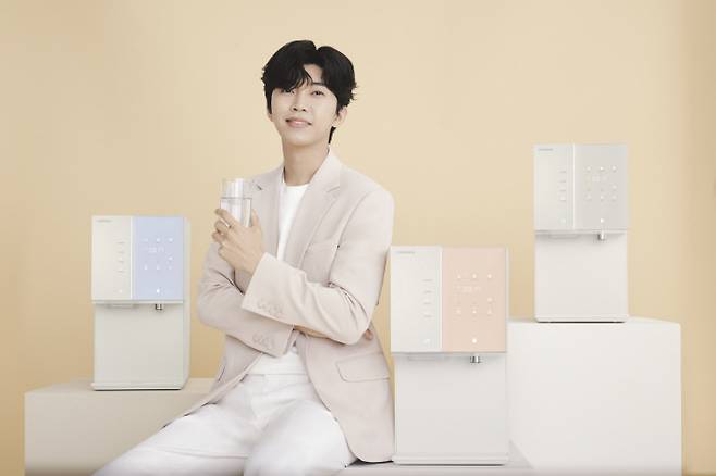 청호 직수얼음정수기 아이스트리 3종과 모델 임영웅. 청호나이스 제공