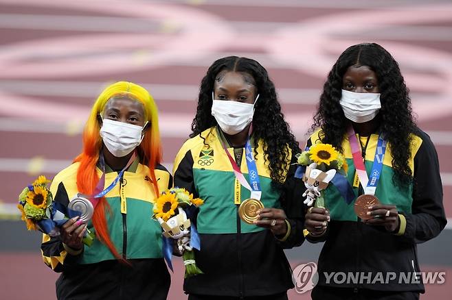 도쿄올림픽 여자 100ｍ 메달리스트 왼쪽부터 2위 프레이저 프라이스, 1위 톰프슨, 3위 잭슨. [EPA=연합뉴스 자료사진]