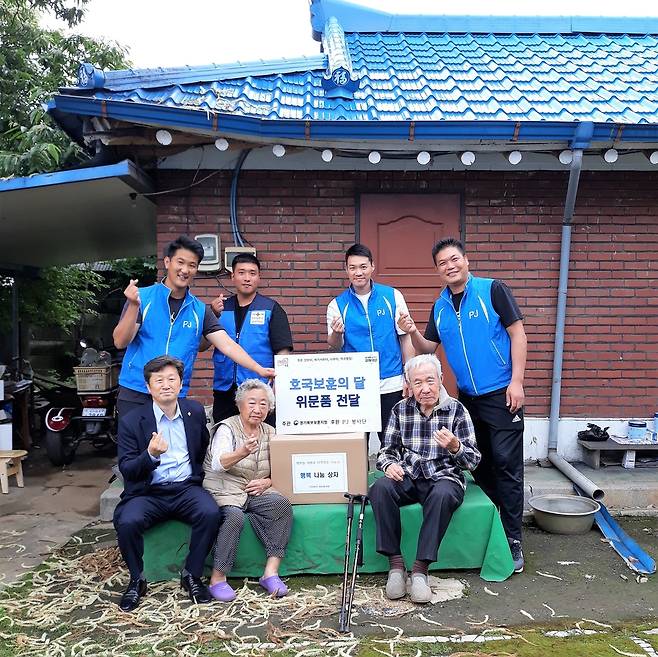 위문품 전달 [경기북부보훈지청 제공, 재판매 및 DB 금지]