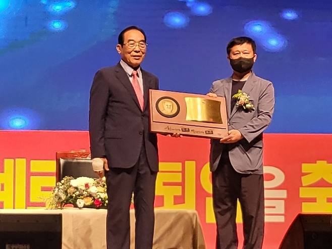 퇴임하는 정상혁 보은군수(왼쪽) [보은군 제공. 재판매 및 DB 금지]