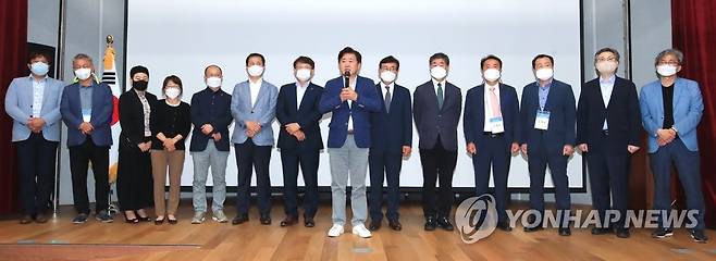 발언하는 오영훈 제주도지사 당선인 (제주=연합뉴스) 박지호 기자 = 28일 오후 제주웰컴센터에서 열린 '민선 8기 도민도정 비전 및 도정 과제 보고회'에서 오영훈 제주도지사 당선인이 발언하고 있다. 2022.6.28 jihopark@yna.co.kr