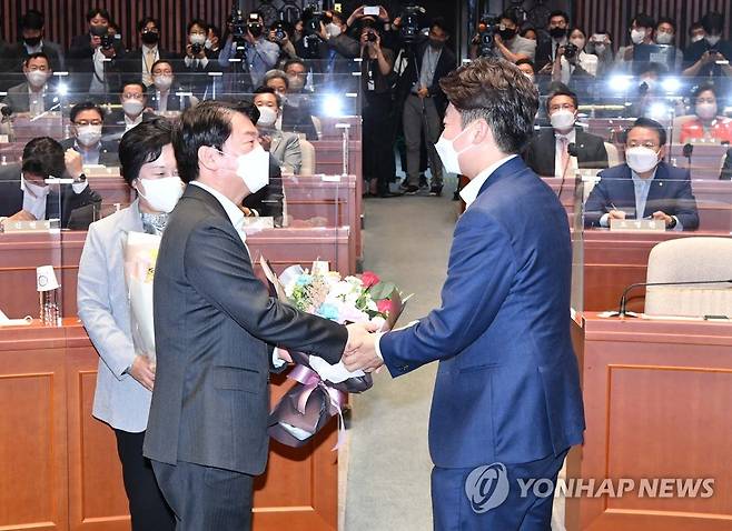 지난 14일 안철수 의원에게 꽃다발 전달하는 이준석 대표 [연합뉴스 자료사진]