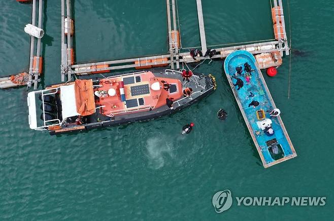 완도 실종자 차량, 수중에서 발견 (완도=연합뉴스) 조남수 기자 = 28일 오후 전남 완도군 신지면 송곡선착장 방파제로부터 80m 지점 가두리 양식장 아래에서 실종된 조유나(10) 양 가족의 차량으로 추정되는 아우디 승용차가 발견됐다. 경찰이 가두리 아래를 탐색하고 있다. 2022.6.28 iso64@yna.co.kr