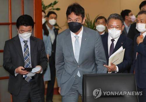 입장하는 이복현 금감원장 (서울=연합뉴스) 임화영 기자 = 이복현 금융감독원장이 28일 서울 여의도 금융투자협회에서 열린 금융투자권역 CEO 간담회에 입장하고 있다. 2022.6.28 [공동취재]