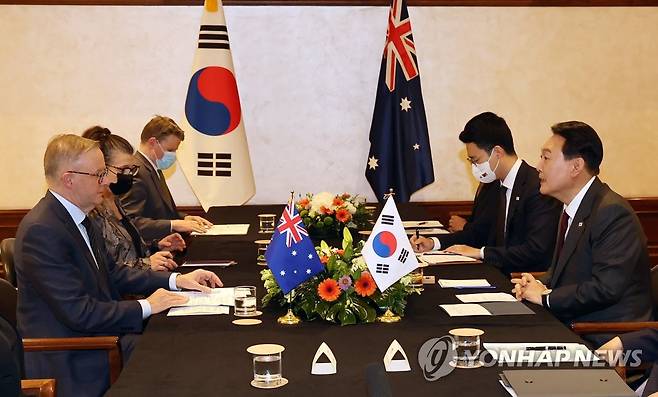 대화하는 한·호주 정상 (마드리드=연합뉴스) 서명곤 기자 = 북대서양조약기구(NATO·나토) 정상회의 참석을 위해 스페인을 방문 중인 윤석열 대통령이 28일(현지시간) 마드리드 시내 한 호텔에서 열린 한·호주 정상회담에서 앤서니 앨버니지 호주 총리와 대화하고 있다. 2022.6.28 seephoto@yna.co.kr