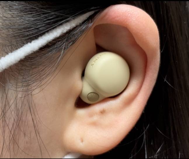 소니 무선이어폰 '링크버즈S'를 착용한 모습 /사진=백유진 기자 byj@