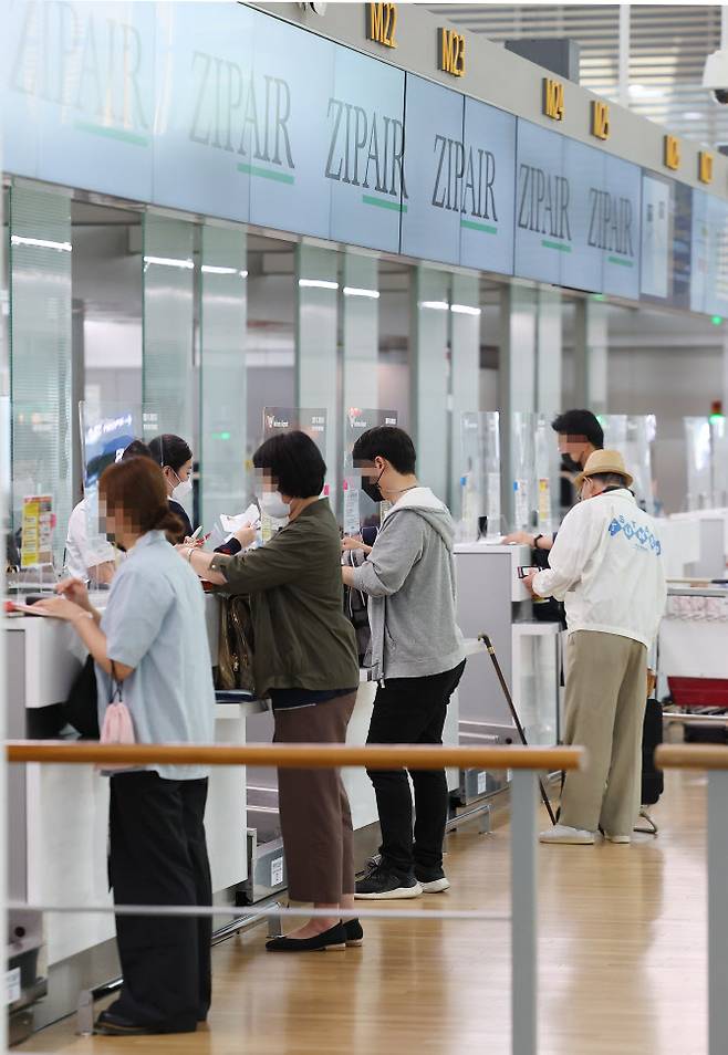 27일 오전 인천국제공항 제1여객터미널 출국장에서 일본행 탑승객들이 수속을 밟고 있다.(사진=연합뉴스)