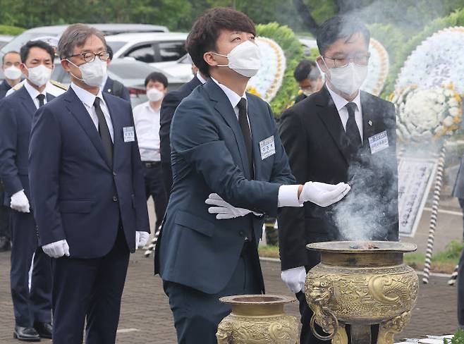 29일 오전 경기도 평택시 해군 제2함대 사령부에서 열린 ‘제2연평해전 승전 20주년 기념식’에서 국민의힘 이준석 대표가 분향하고 있다. (사진= 연합뉴스)