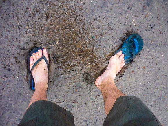 장마철에는 발과 신발의 밀착력이 약한 플립플롭을 신지 않는 편이 좋다. [사진=martinffff/게티이미지뱅크]