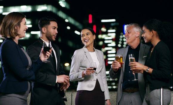 근무시간이 긴 사람은 일주일 오래 일 한 후 자신에게 보상을 주기 위해 술을 더 마시는 경향이 있다. [사진=게티이미지뱅크]