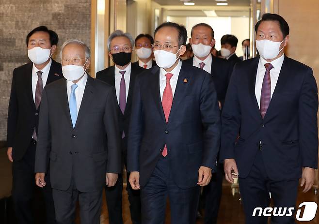 지난 2일 추경호 경제부총리 겸 기획재정부 장관이 서울 중구 대한상공회의소에서 열린 부총리-경제단체장 간담회에 참석하고 있다. 오른쪽부터 최태원 대한상의 회장, 허창수 전경련 회장, 추 부총리, 이관섭 한국무역협회 부회장, 최진식 한국중견기업연합회장, 손경식 경총 회장, 김기문 중기중앙회장. (공동취재) 2022.6.2/뉴스1 © News1 신웅수 기자