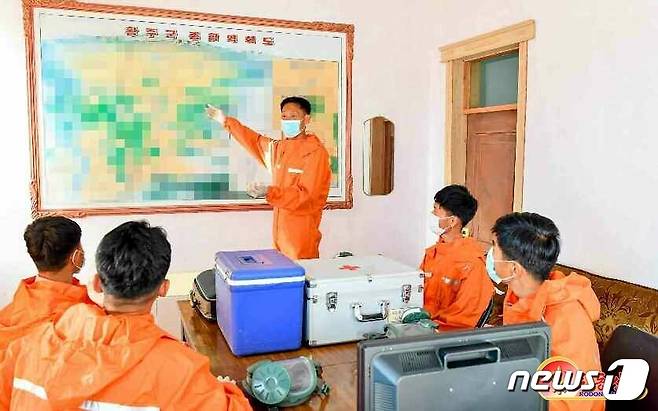 (평양 노동신문=뉴스1) = 북한 코로나19(신종 코로나바이러스 감염증) 방역. [국내에서만 사용가능. 재배포 금지. DB 금지. For Use Only in the Republic of Korea. Redistribution Prohibited] rodongphoto@news1.kr