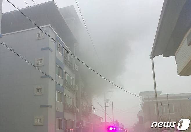 진천읍 교성리 빌라 화재.(진천소방서 제공)© 뉴스1