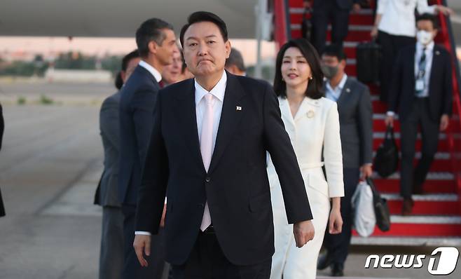 윤석열 대통령과 부인 김건희 여사가 27일 오후(현지시간) 나토(NATO·북대서양조약기구) 정상회의 참석차 스페인 마드리드 국제공항에 도착해 공군 1호기에서 내려 이동하고 있다. (대통령실사진기자단) 2022.6.28/뉴스1 © News1 오대일 기자