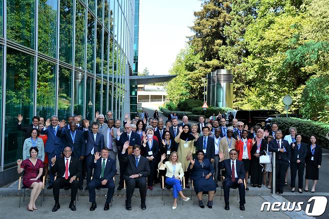 지난 20일(현지시간) 스위스 제네바에서 열린 세계기상기구 집행이사회 기념사진(WMO 제공) © 뉴스1