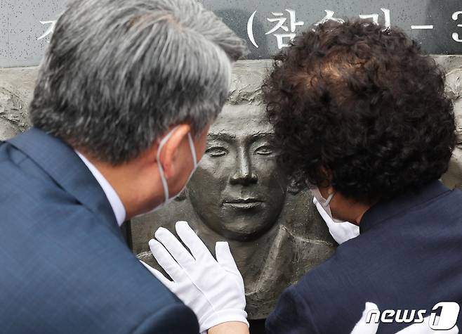 29일 오전 경기도 평택시 해군 제2함대 사령부에서 열린 '제2연평해전 승전 20주년 기념식'에서 유족이 해전 영웅들의 얼굴 부조상을 어루만지고 있다. (공동취재) 2022.6.29/뉴스1 © News1 김영운 기자