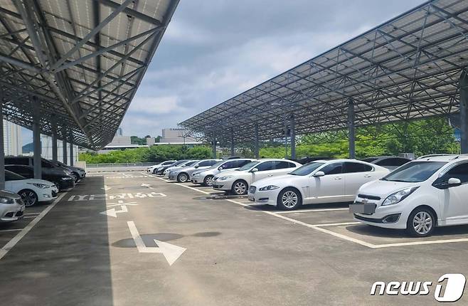 경기 안산시 와스타디움 공작물주차장에 주차된 압류차량. © 뉴스1