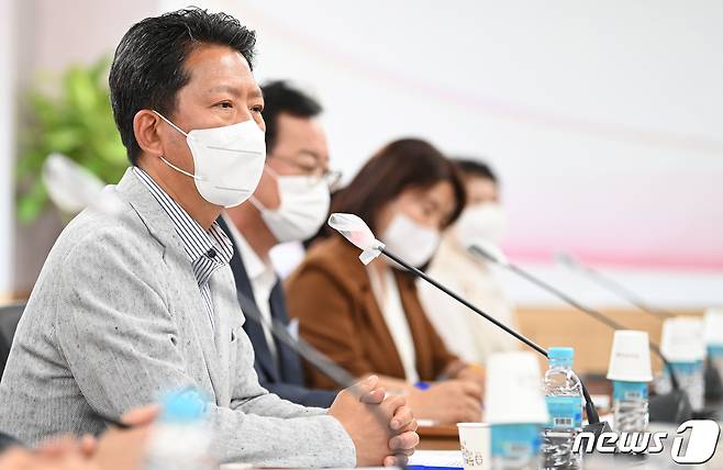 김장호 경북 구미시장 당선인이 10일 구미시장직 인수위원회 출범식에서 인사말을 하고 있다. (구미시 제공)20226.10/뉴스1 © News1 정우용 기자