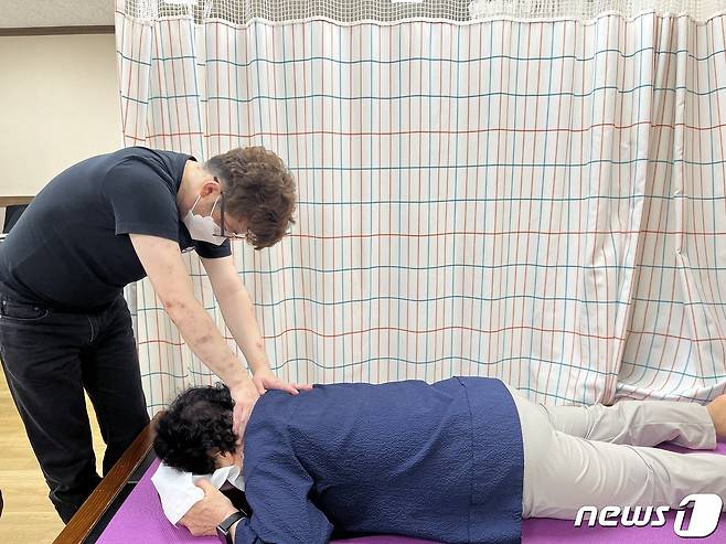 광주서구노인종합복지관의 이용 어르신을 위한 건강지압안마와 전신 마사지 서비스 자료사진. 2022.6.29/뉴스1 © 뉴스1